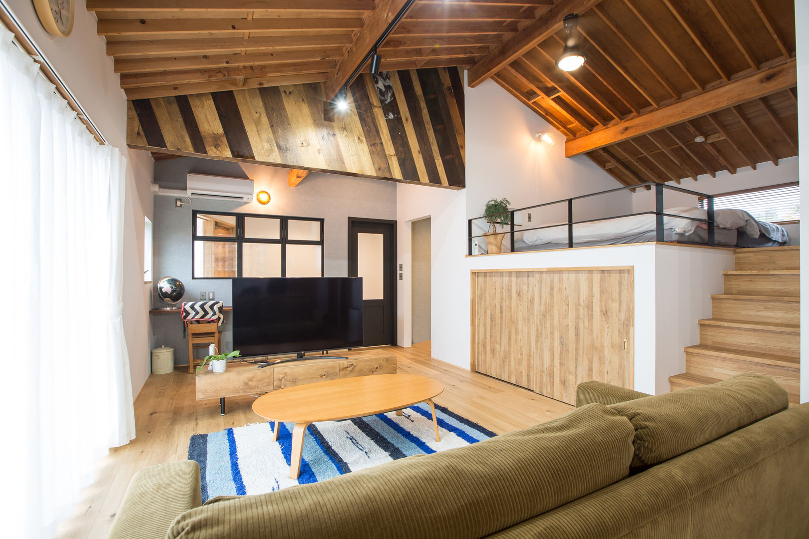 下小橋の住処, NIDO一級建築士事務所 NIDO一級建築士事務所 Living room Solid Wood Multicolored