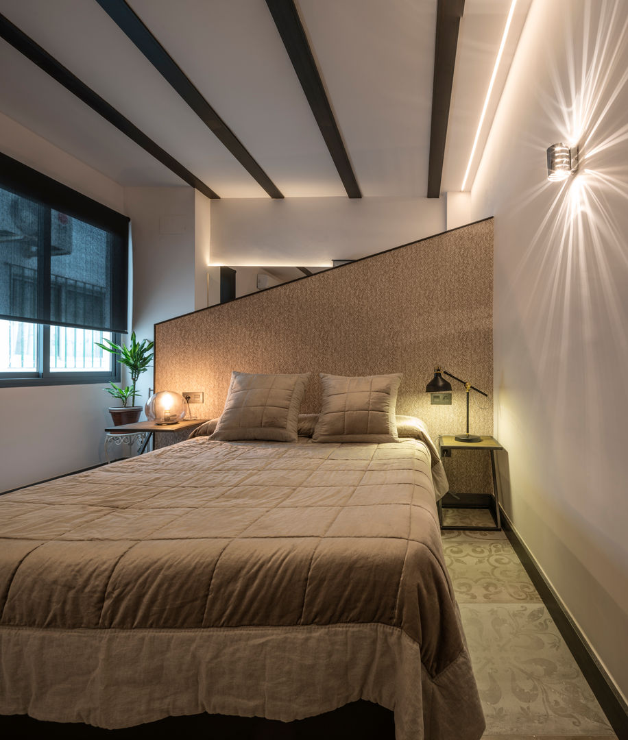 Decoración interior y Reforma integral de Piso de 80m2 en Triana Sevilla, para alquiler vacacional , Antonio Calzado "NEUTTRO" Diseño Interior Antonio Calzado 'NEUTTRO' Diseño Interior Small bedroom آئرن / اسٹیل