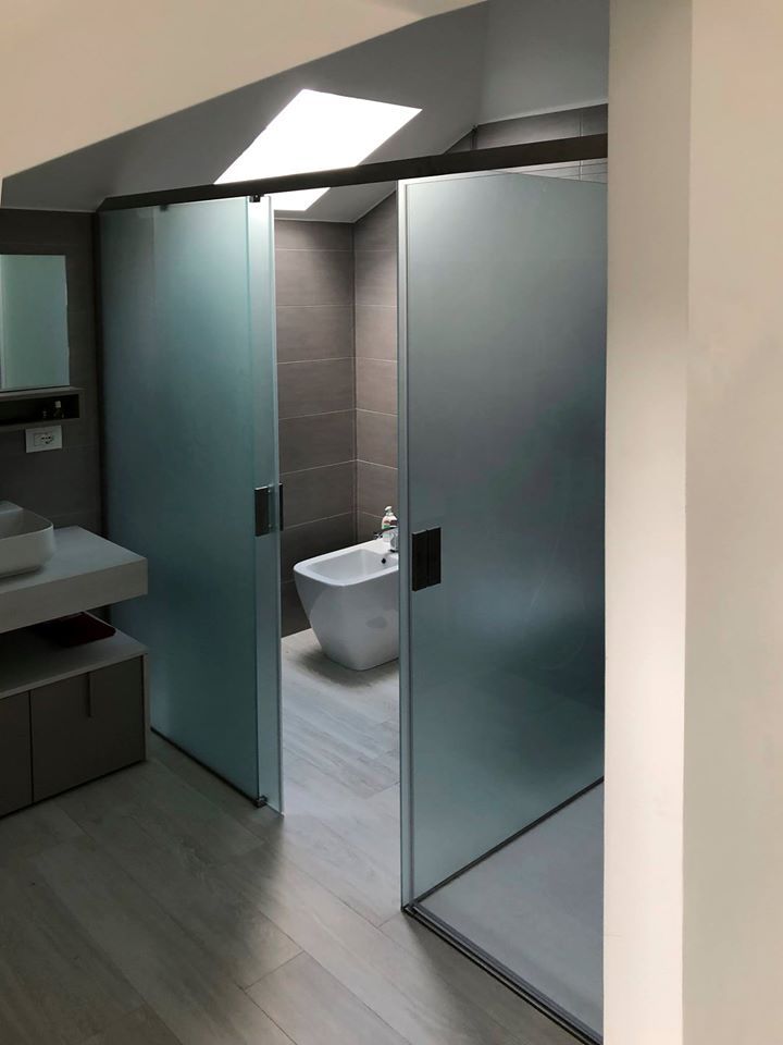 Chiusura zona sanitari e zona doccia, AISI Design srl AISI Design srl Salle de bain minimaliste Fer / Acier