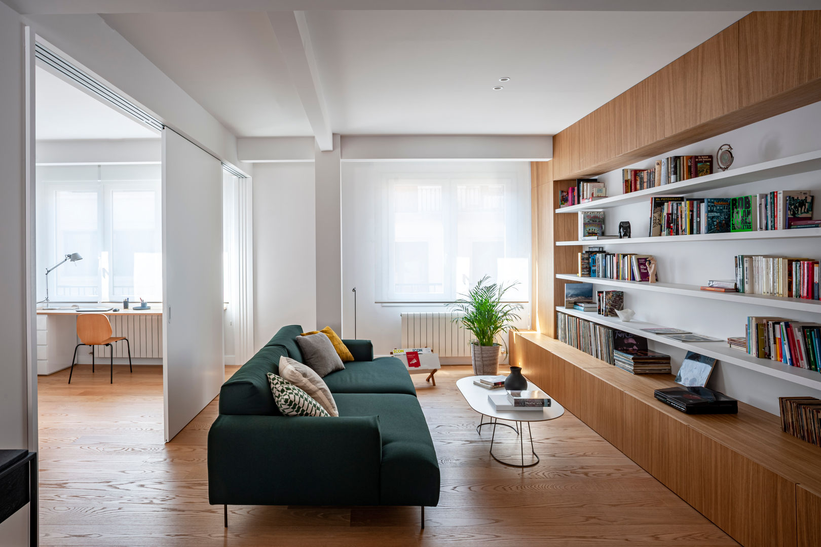 Casa minimalista ALap, Elastiko architects Elastiko architects モダンデザインの リビング