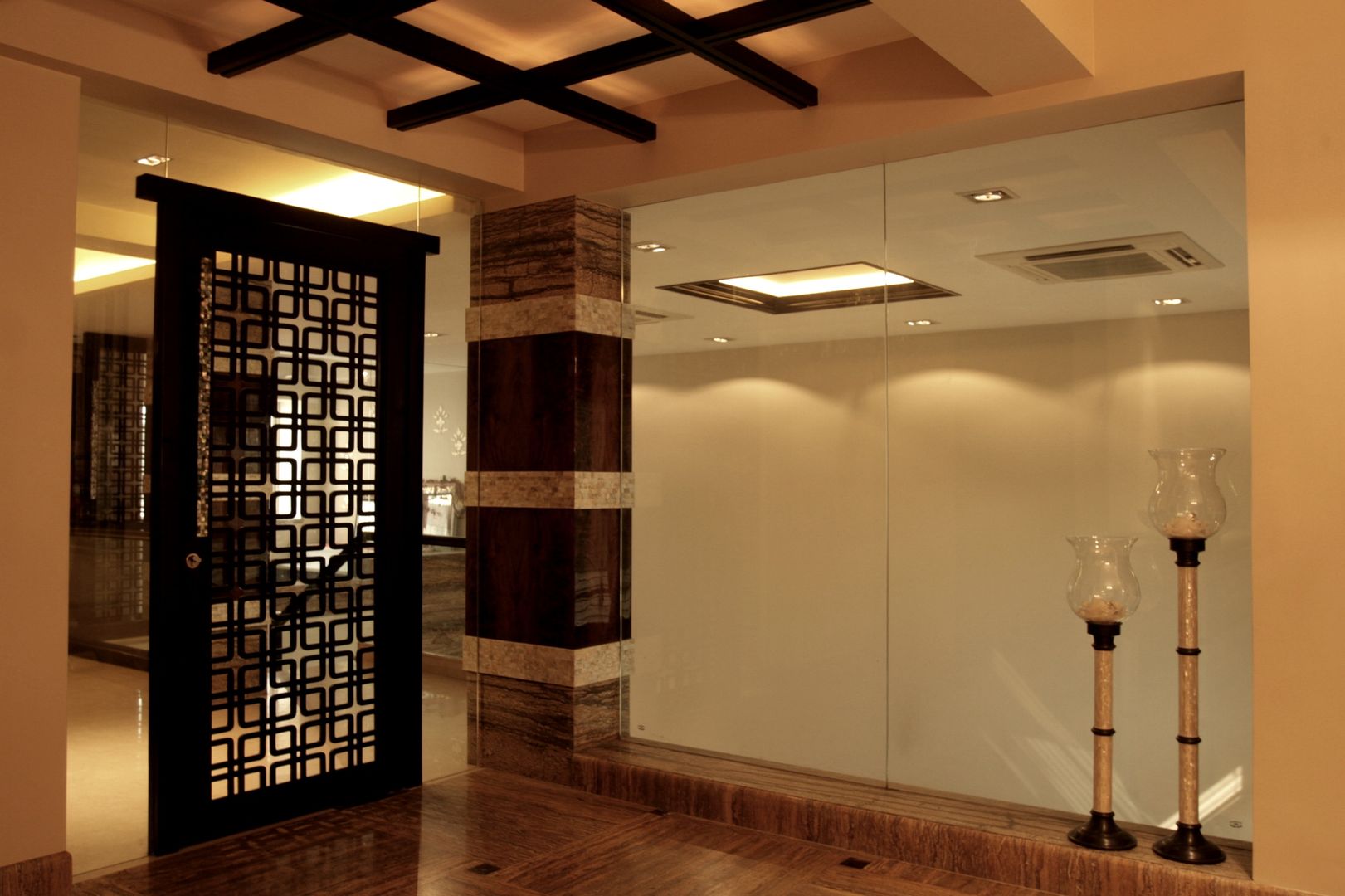 WOODEN CEILING, GLASS PANELS AND A JALI PARTITION Rich & Aki 現代風玄關、走廊與階梯