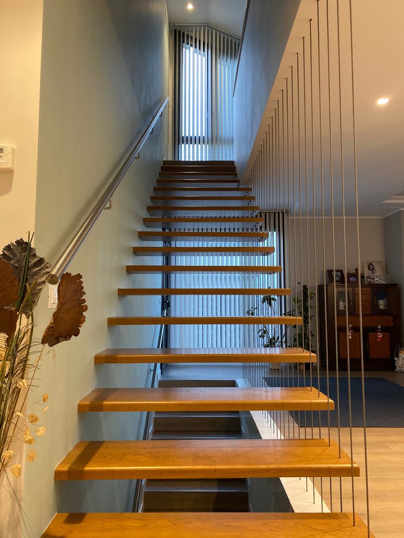ESCALERA INTERIOR homify Escaleras Vidrio Acabado en madera ECALERA INTERIOR