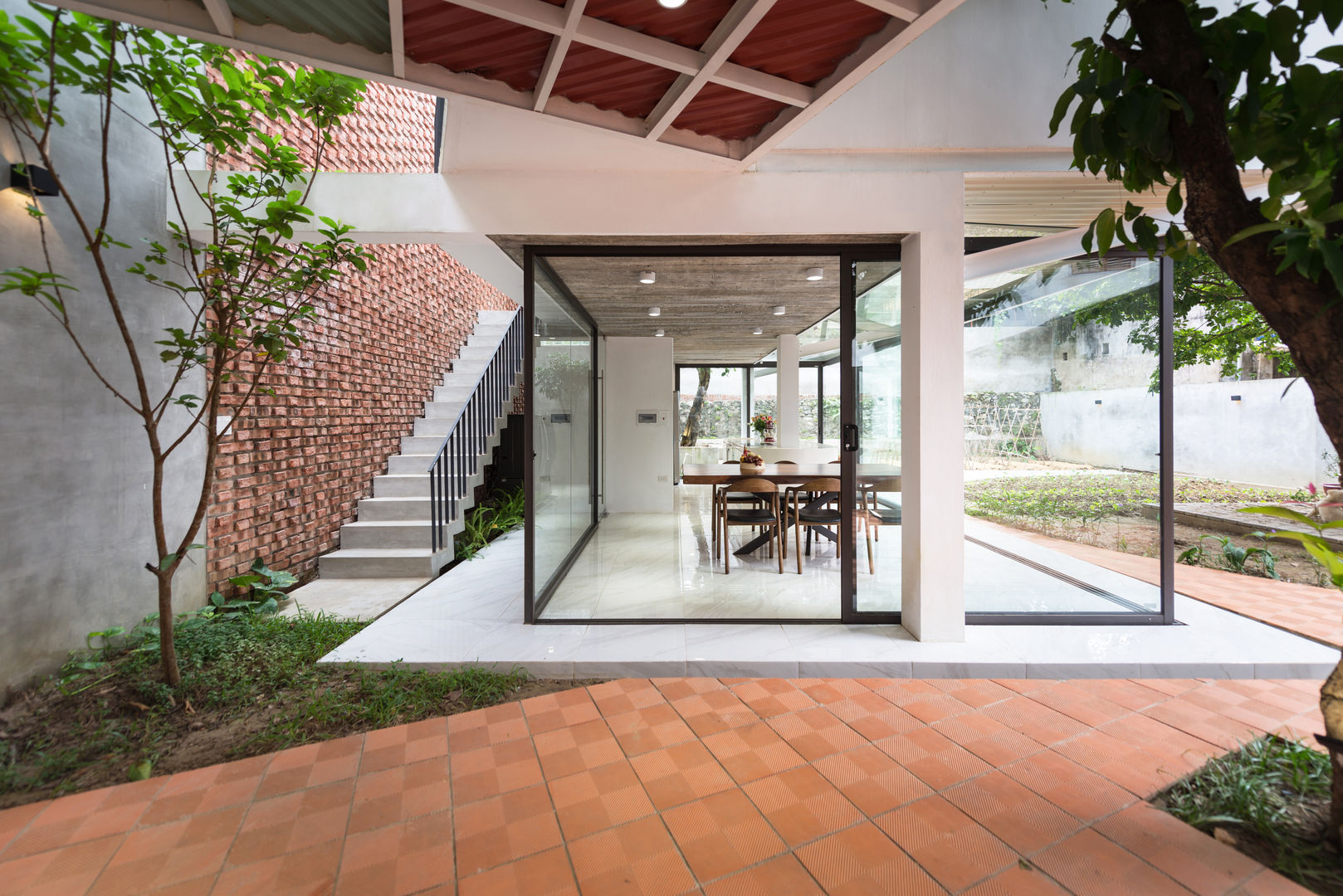 Stacking roof house, AD+ AD+ Tropical style corridor, hallway & stairs