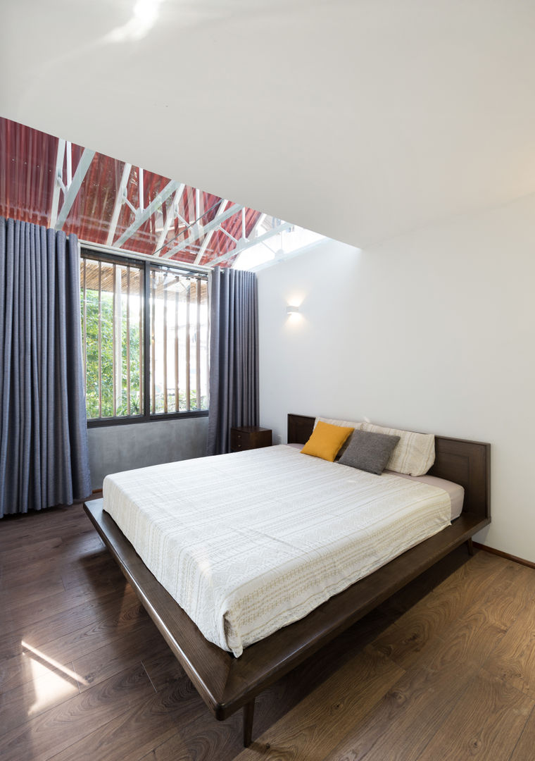 Nhà CHỒNG MÁI, AD+ AD+ Tropische Schlafzimmer