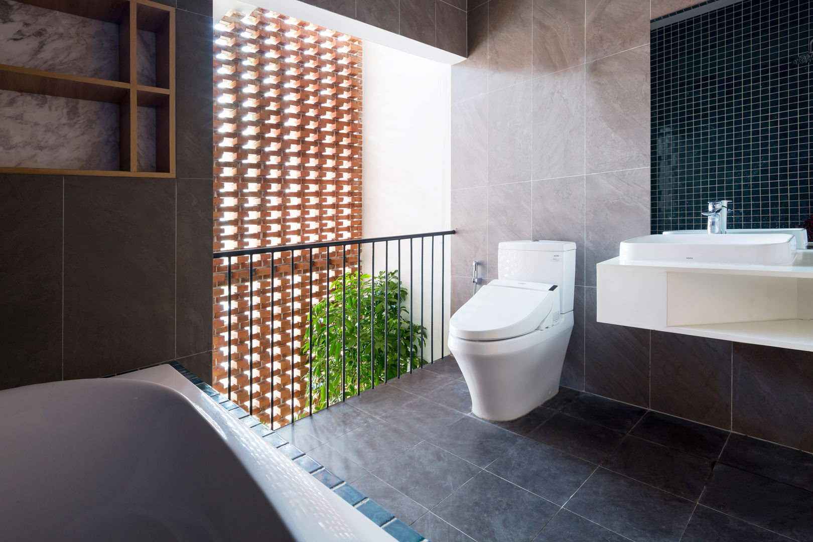 BOUNDARY house, AD+ AD+ Tropical style bathroom
