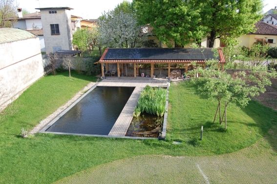 Una casa, un giardino e un lago, Andrea Treu architetto Andrea Treu architetto Piscinas naturales