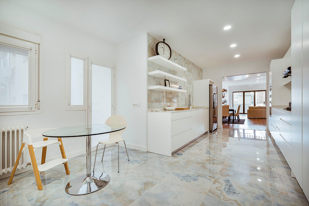 Reforma Integral de Apartamento en Madrid, OOIIO Arquitectura OOIIO Arquitectura モダンな キッチン 大理石