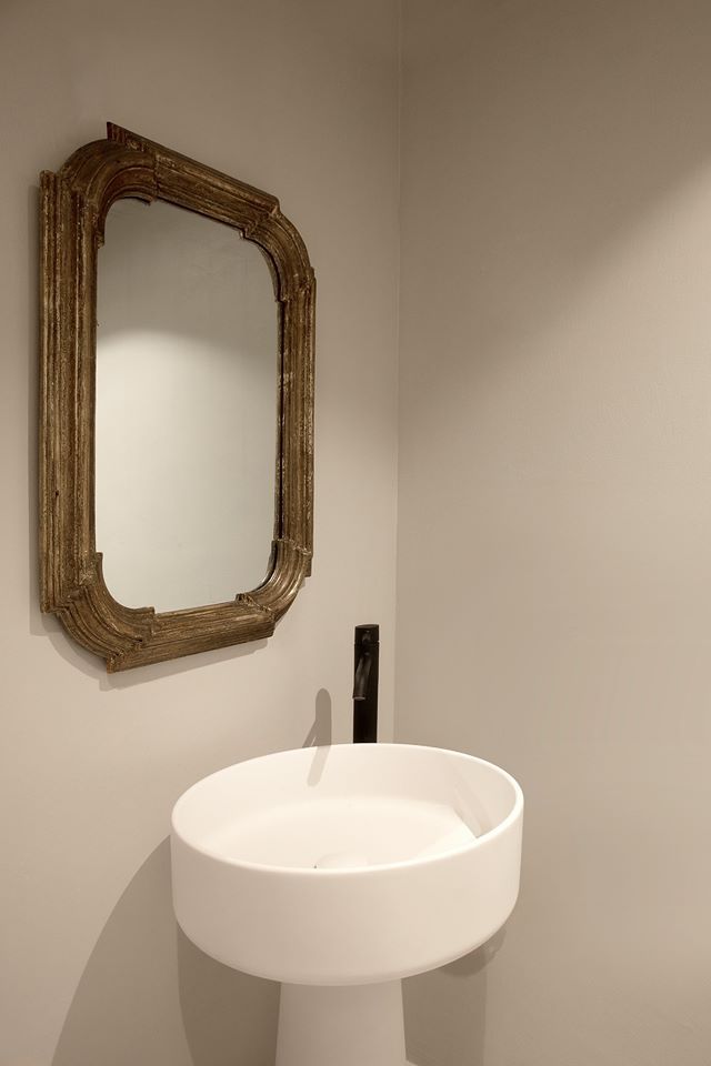 Bagno Ospiti in Resina Mohamed Keilani | MGK Studio Bagno minimalista bagno, ospito, resina, cemento, design, specchio ; vintage