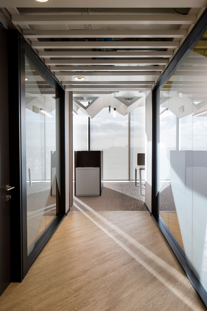 Oficinas British Petroleum BP, entrearquitectosestudio entrearquitectosestudio Minimalist corridor, hallway & stairs Chipboard