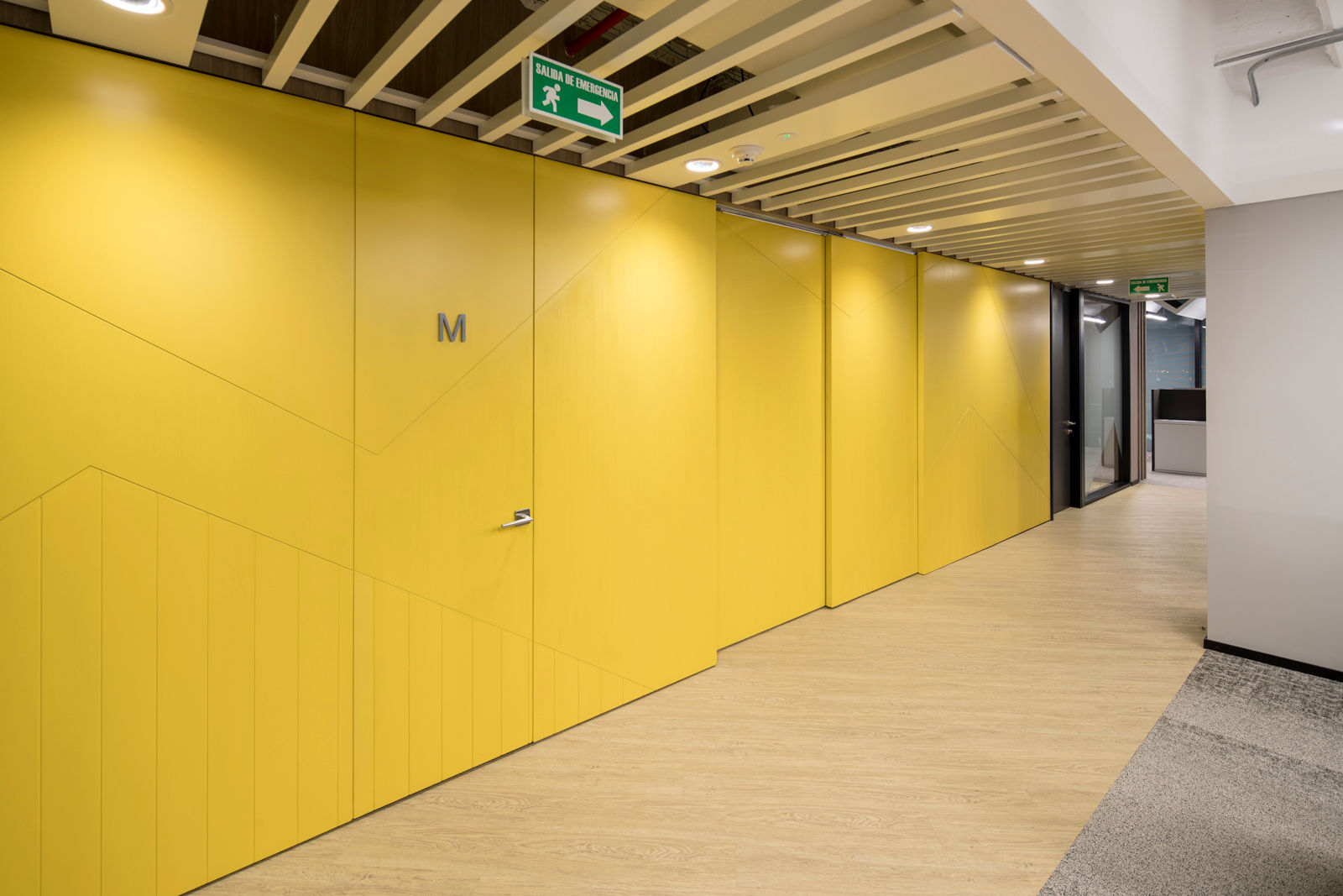 Oficinas British Petroleum BP, entrearquitectosestudio entrearquitectosestudio Modern Corridor, Hallway and Staircase Chipboard