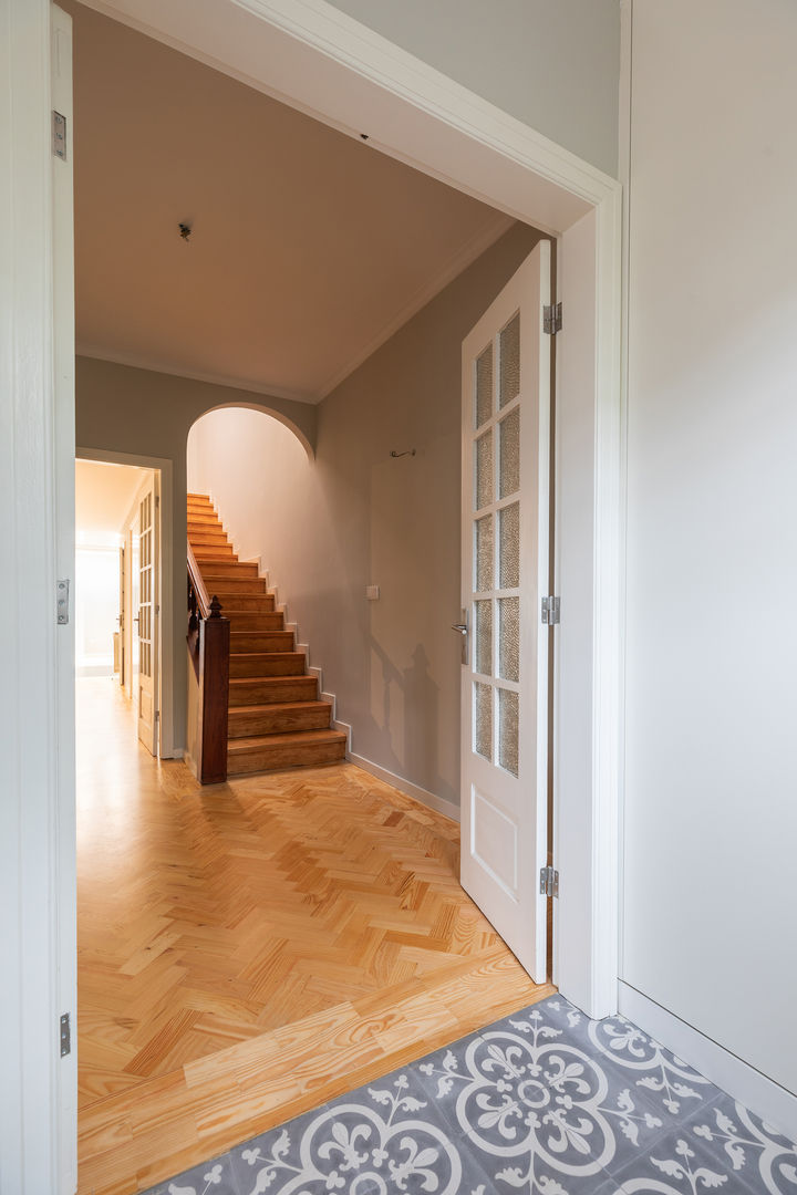 Moradia nas Antas (Porto) - Remodelação - SHI Studio Interior Design, ShiStudio Interior Design ShiStudio Interior Design Classic style corridor, hallway and stairs