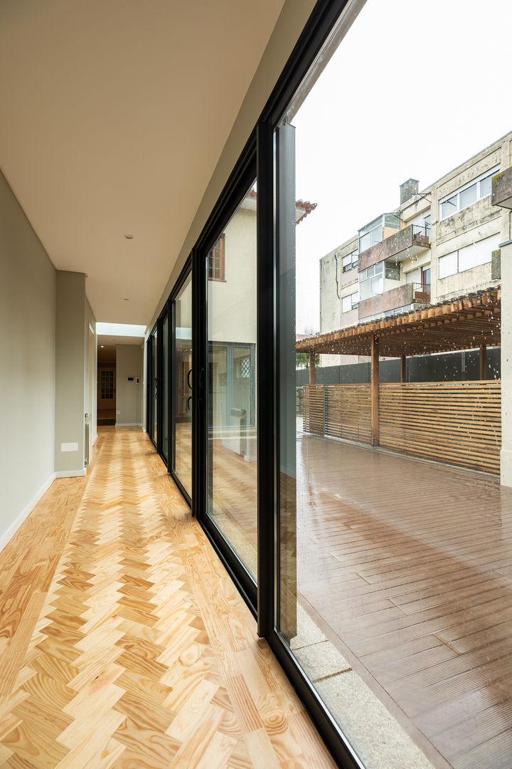 Moradia nas Antas (Porto) - Remodelação - SHI Studio Interior Design, ShiStudio Interior Design ShiStudio Interior Design Minimalist corridor, hallway & stairs