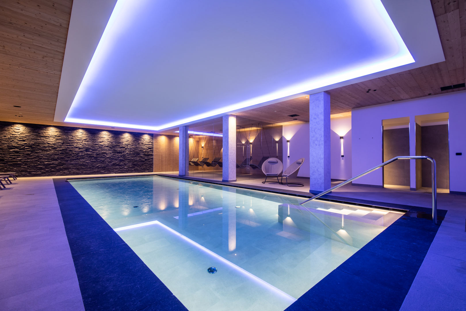 La piscina del Monaco Sport Hotel a Santo Stefano di Cadore (BL), Roberto Pedi Fotografo Roberto Pedi Fotografo 商業空間 ホテル