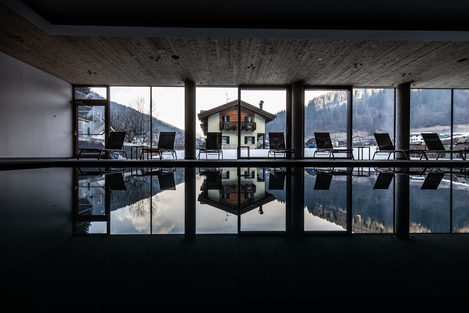 La piscina del Monaco Sport Hotel a Santo Stefano di Cadore (BL), Roberto Pedi Fotografo Roberto Pedi Fotografo Espacios comerciales Hoteles