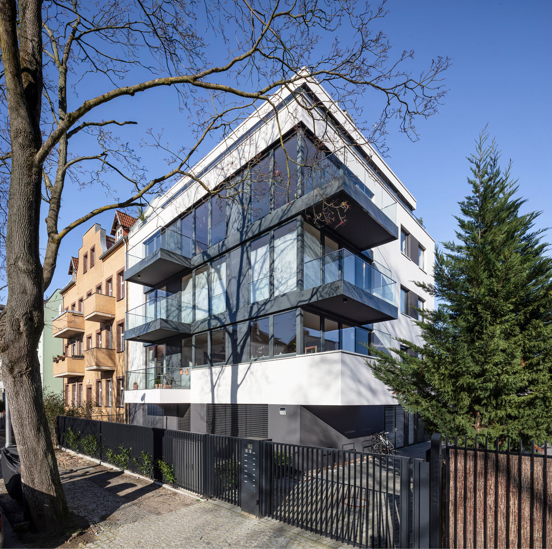 Auf der Sonnenseite - ein lichtdurchfluteter Neubau mit großzügiger Glasfassade, boehning_zalenga koopX architekten in Berlin boehning_zalenga koopX architekten in Berlin منزل عائلي كبير زجاج