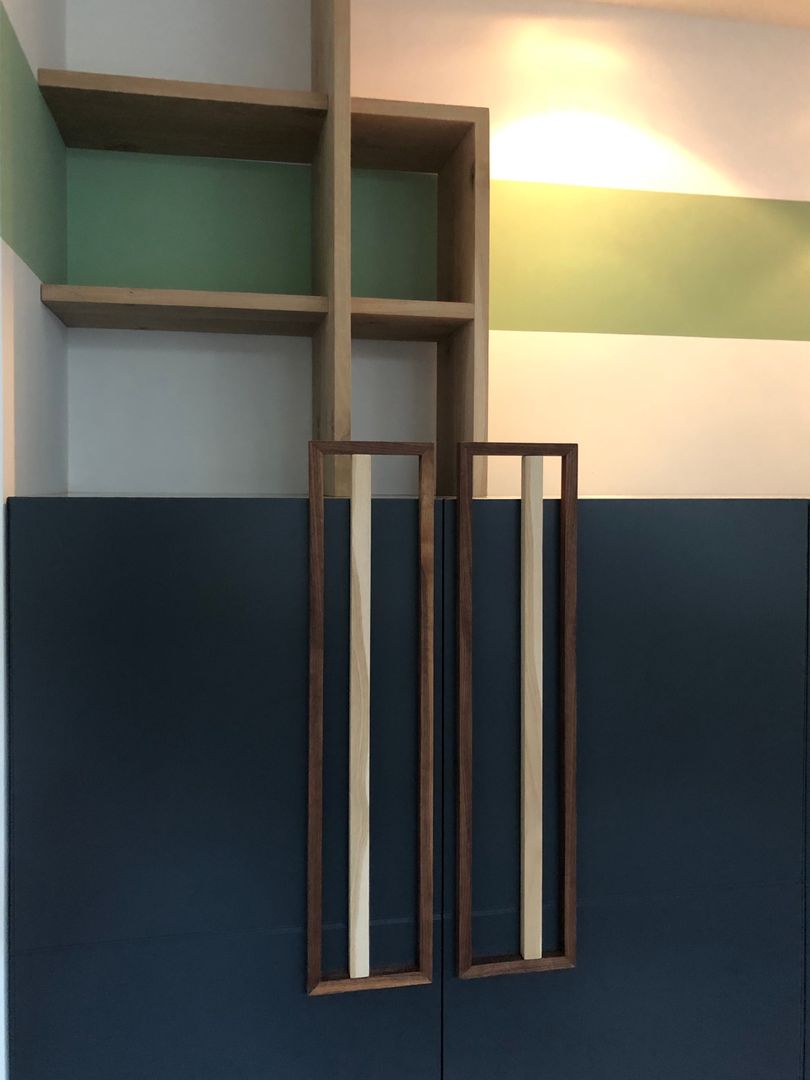 Detail of the shelves whose design continues on the handles MEF Architect Spazi commerciali Legno Effetto legno Negozi & Locali Commerciali
