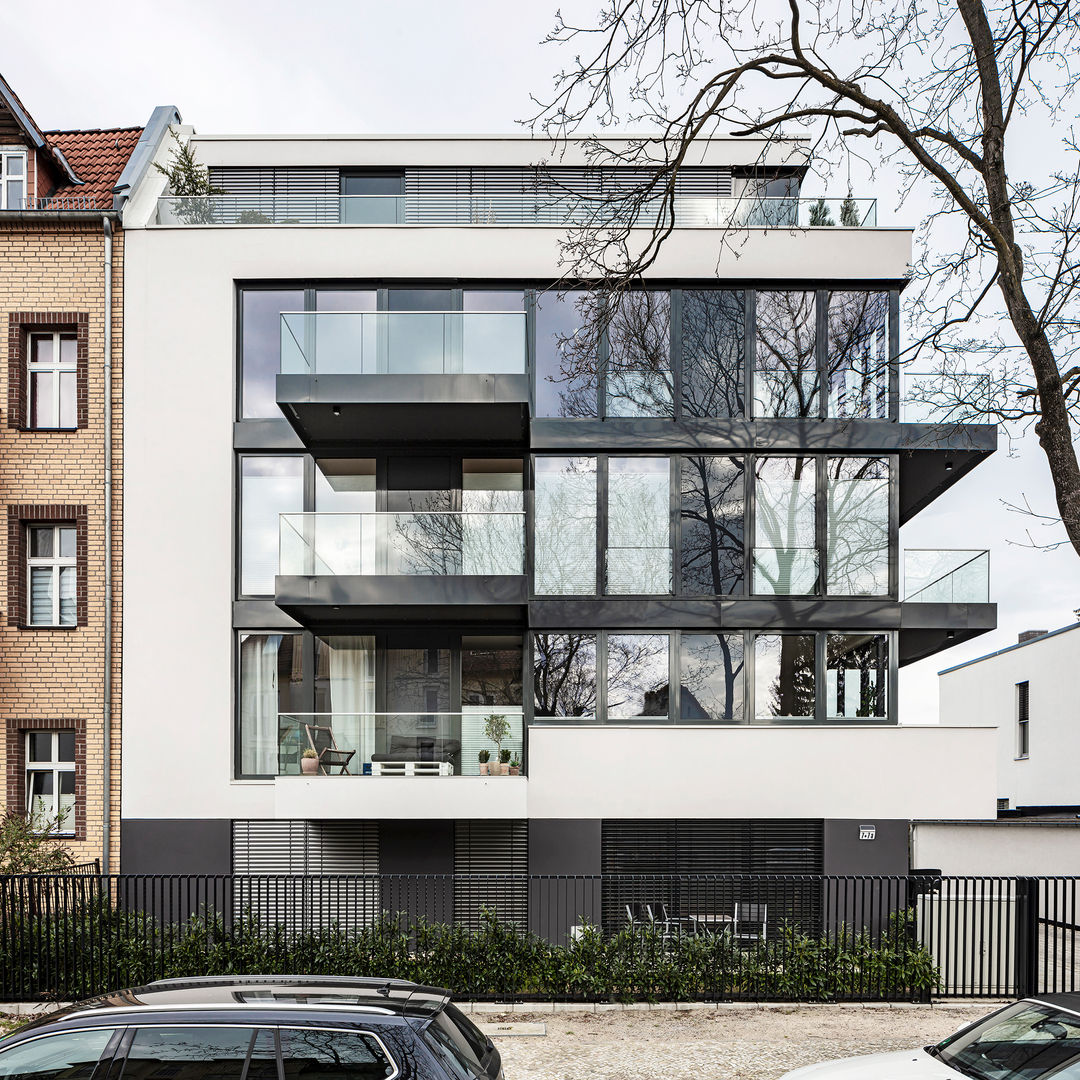 Auf der Sonnenseite - ein lichtdurchfluteter Neubau mit großzügiger Glasfassade, boehning_zalenga koopX architekten in Berlin boehning_zalenga koopX architekten in Berlin 다가구 주택