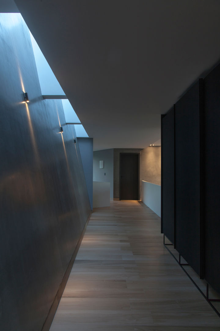 CASA VIEW PREMIADA, Ane Lopes Arquitetura Ane Lopes Arquitetura Minimalist corridor, hallway & stairs