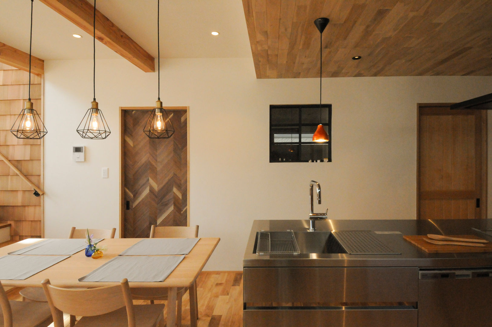 無垢材と漆喰でできた、スキップフロアーのかわいい家, 高松設計事務所 高松設計事務所 Kitchen ٹھوس لکڑی Multicolored