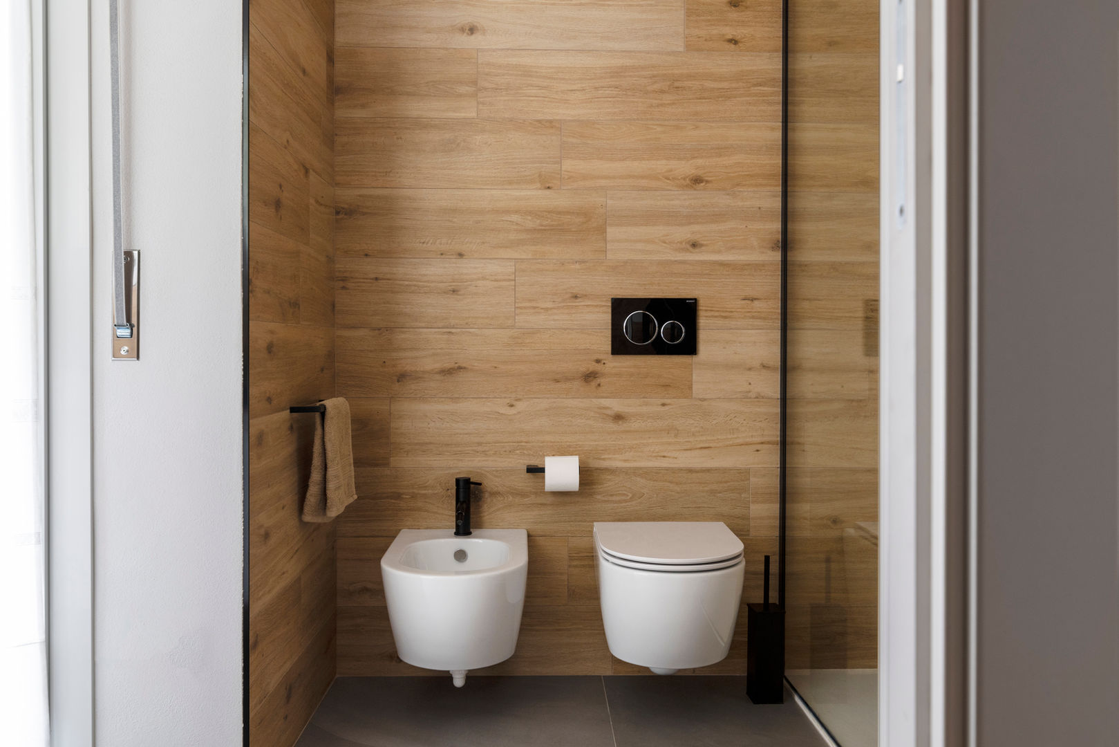 Quando il rivestimento effetto legno è il vero protagonista., Atrio_ abitare bene Atrio_ abitare bene Modern bathroom