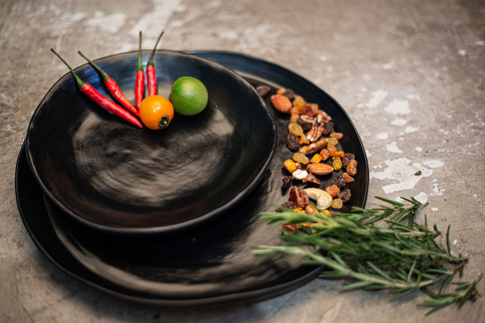 NEW CROCKERY RANGE, KLAY, Deborah Garth Interior Design International (Pty)Ltd Deborah Garth Interior Design International (Pty)Ltd Cozinhas minimalistas Argila Talheres, louça e copos