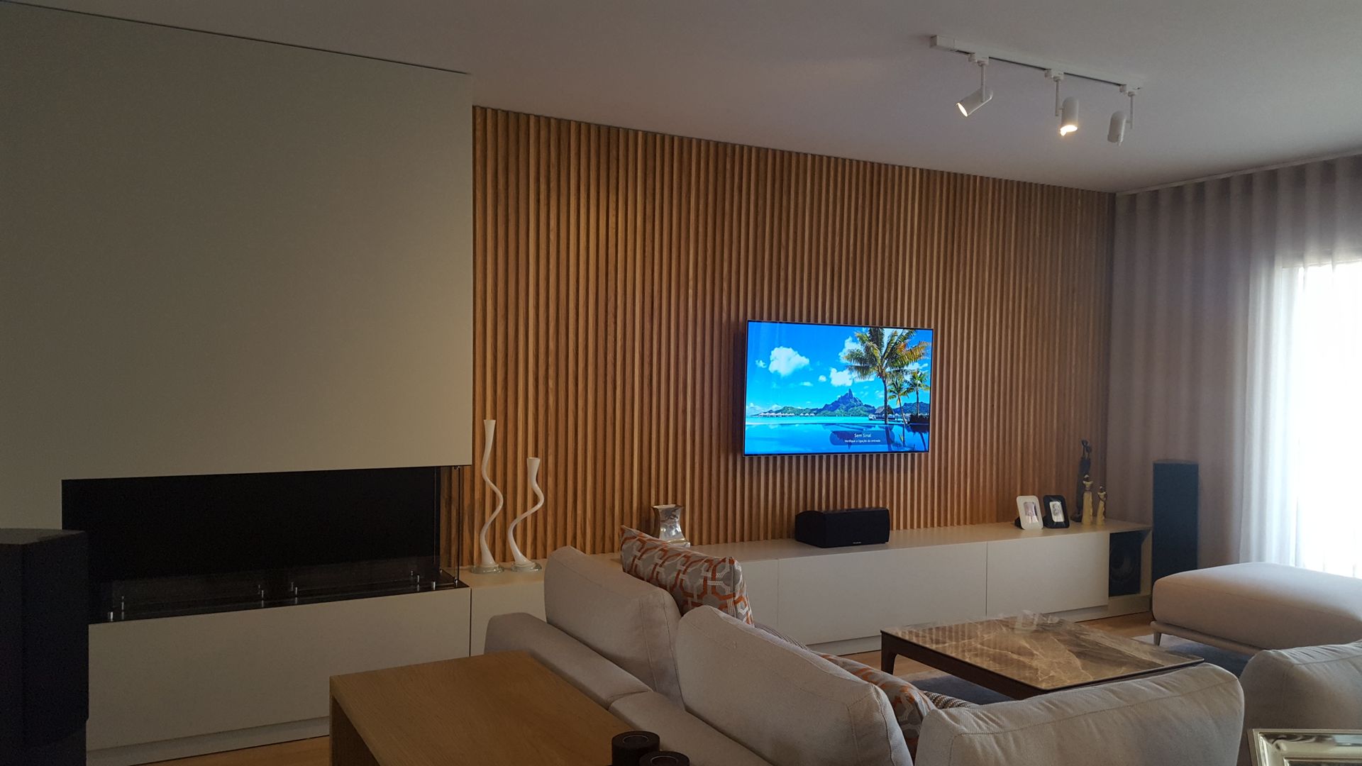 SALA DE ESTAR CRISTINA AFONSO, Design de Interiores, uNIP. Lda Salas de estar modernas Madeira Acabamento em madeira MÓVEL TV, PAINEL RIPADO, LAREIRA DE ETANOL