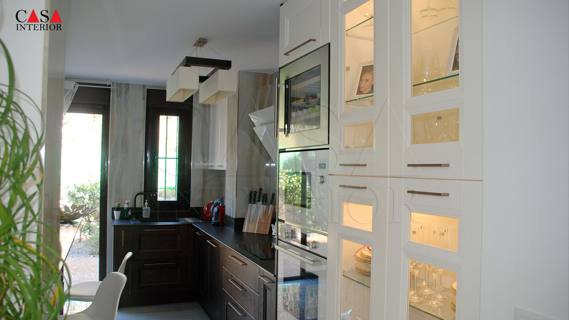 Vista de la columna con luces LED integradas Casa Interior Cocinas de estilo clásico cocina clásica, madera maciza, cocina blanca, bosch, encimera dekton, reforma completa