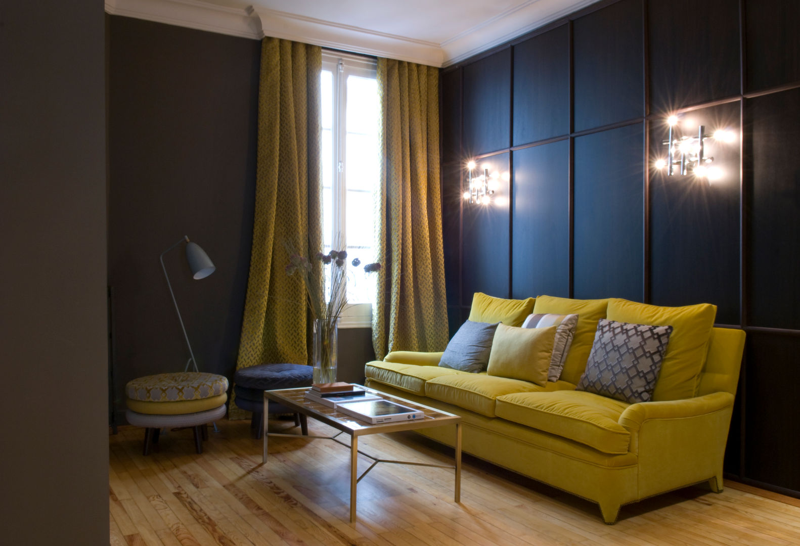 Sala de estar showroom Guell Lamadrid DyD Interiorismo - Chelo Alcañíz Salas de estilo clásico Aglomerado