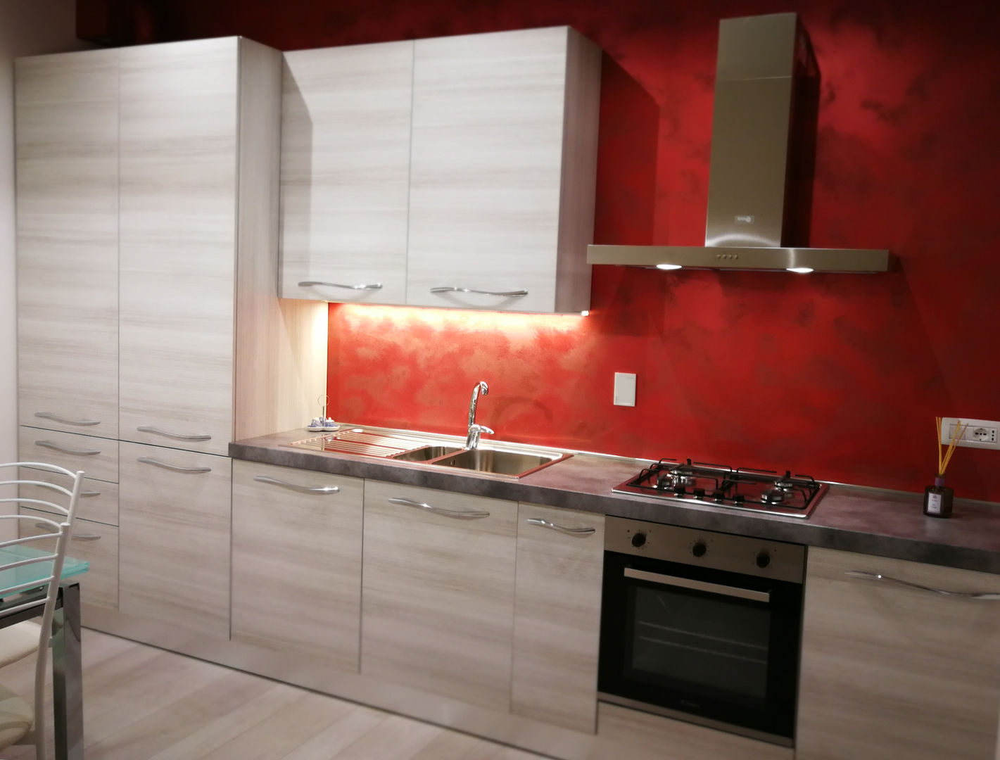 Il colore protagonista Ristrutturabilmente Cucina eclettica bianco, decorativo, Groppi, Oikos, parete, parete rossa, rosso, skema