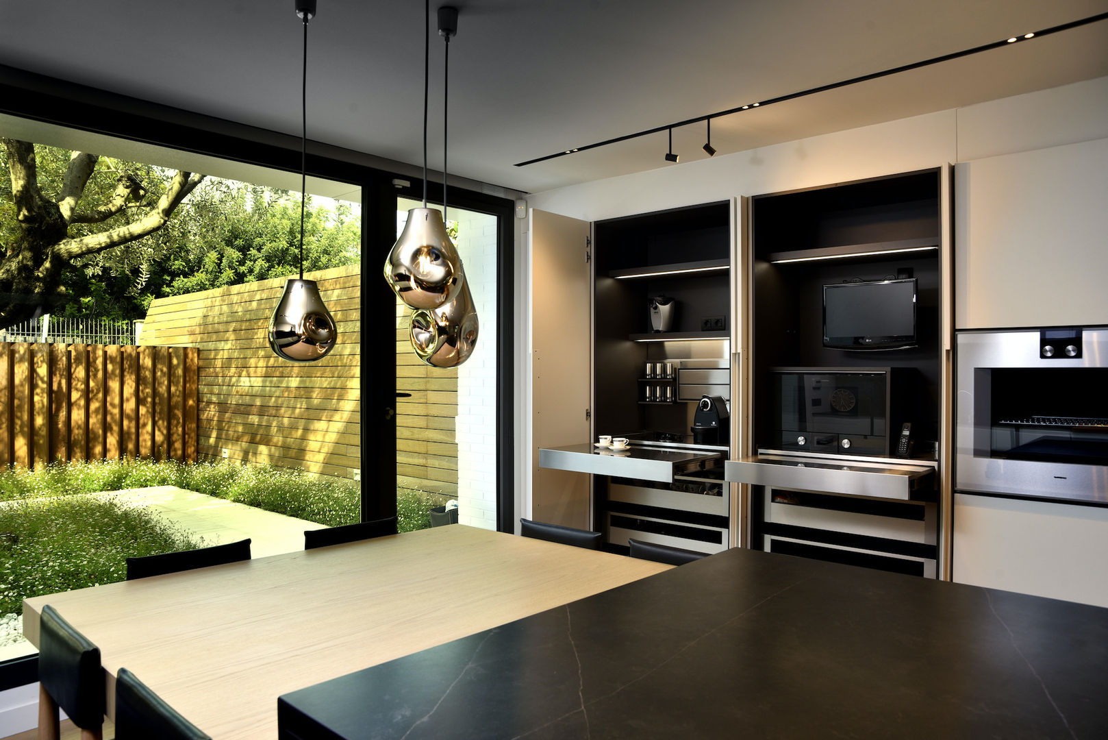 Complex 2019, Auró Kitchens Auró Kitchens Built-in kitchens Solid Wood Multicolored