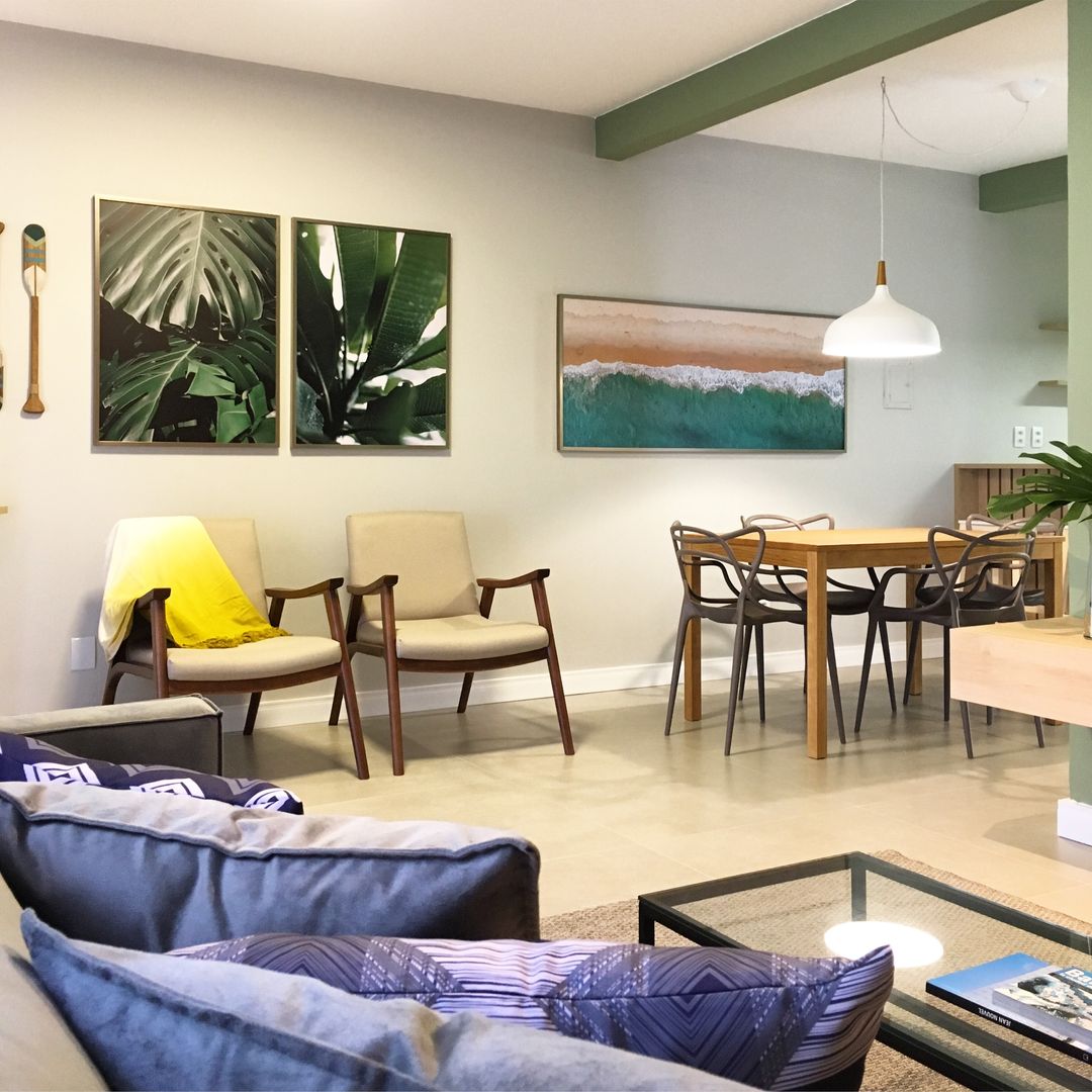 Espaços Integrados Rabisco Arquitetura Salas de estar modernas Madeira Efeito de madeira Casa de Praia, Espaços Integrados, MDF, Madeira, Aconchegante, pé na areia, apartamento mobiliado, móveis sob medida, condomínio de casas, Praia, decoração, detalhes, ripado, cozinha aberta, piso porcelanato, plaquetas, cuba semi-encaixe, descolado, armário prático