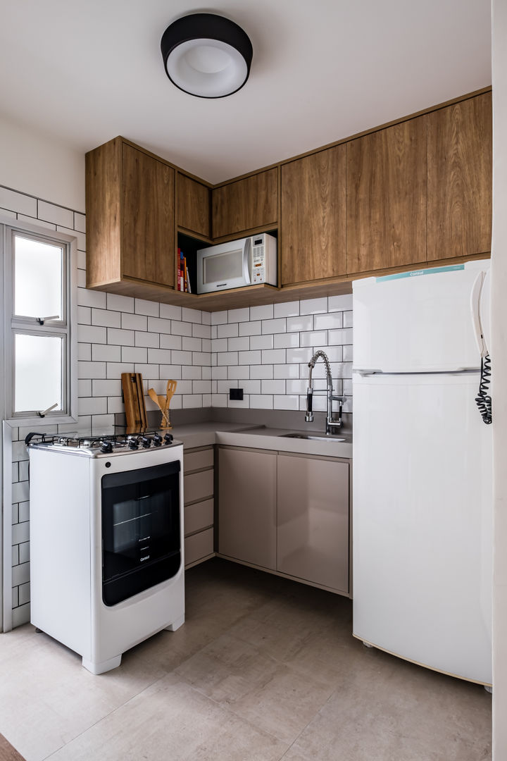 Apartamento Compacto para aluguel em tons neutros sem perder a personalidade, Studio Elã Studio Elã Small kitchens Wood Wood effect