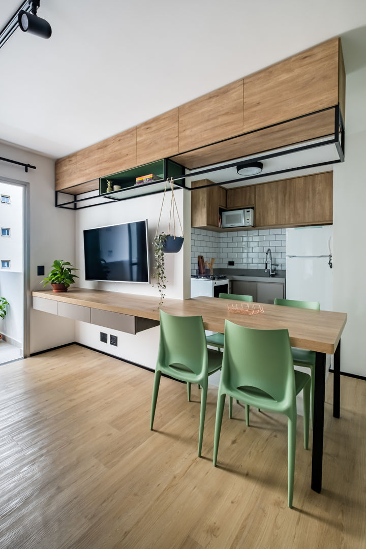 Apartamento Compacto para aluguel em tons neutros sem perder a personalidade, Studio Elã Studio Elã Ruang Makan Gaya Industrial Kayu Wood effect