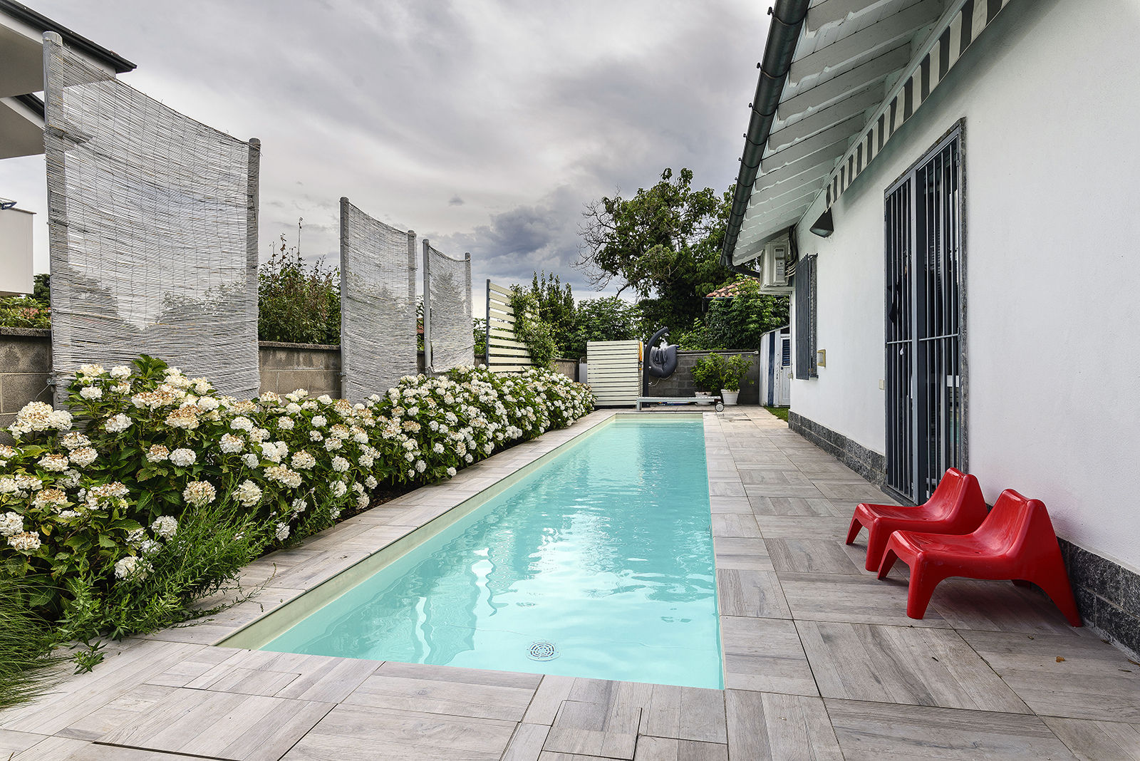 RISTRUTTURAZIONE VILLA CON PISCINA IN PROVINCIA DI MILANO, Essestudioarch Essestudioarch Garden Pool