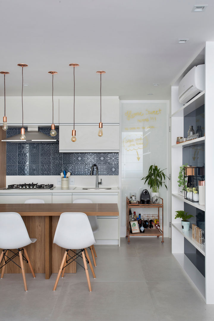 Apartamento Leblon (ER), Claudia Infante Design Claudia Infante Design Small kitchens