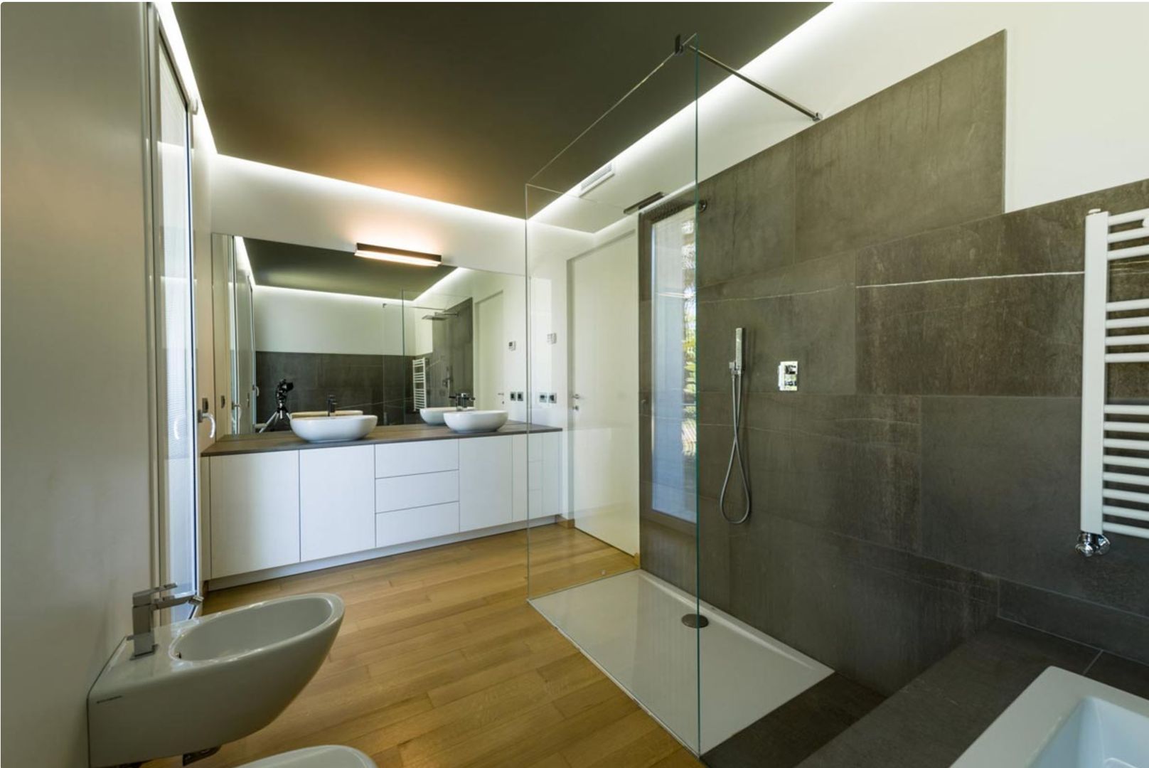 Bagno con doccia e lavabo, homify