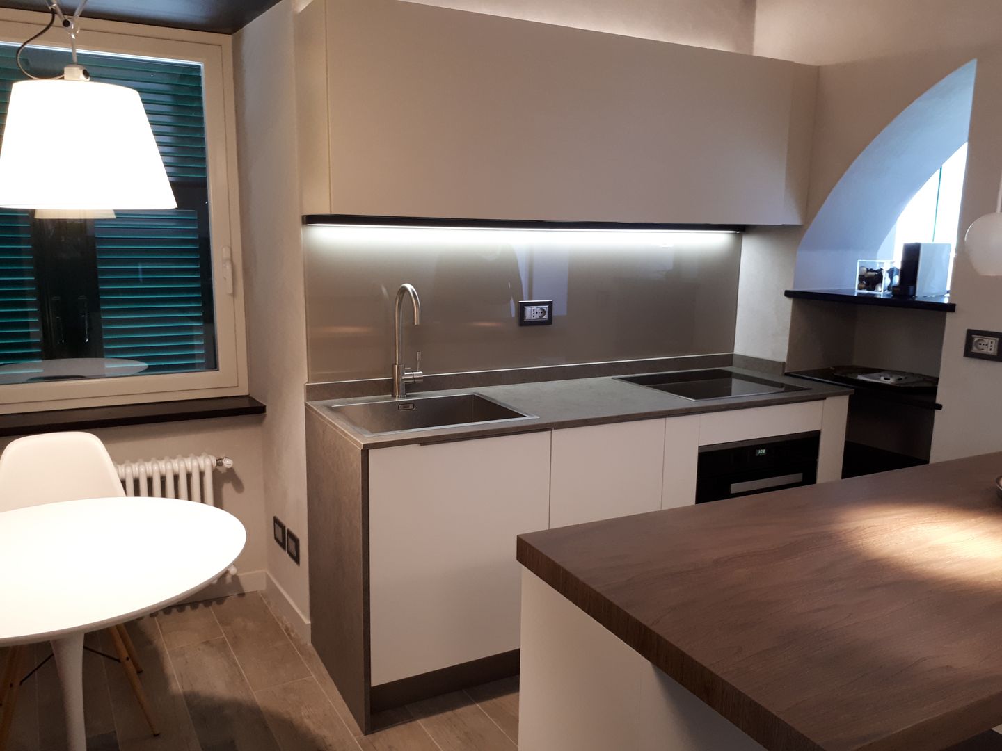 45 mq sulla roccia, Miria Uras architettura & design Miria Uras architettura & design Small kitchens Wood Wood effect