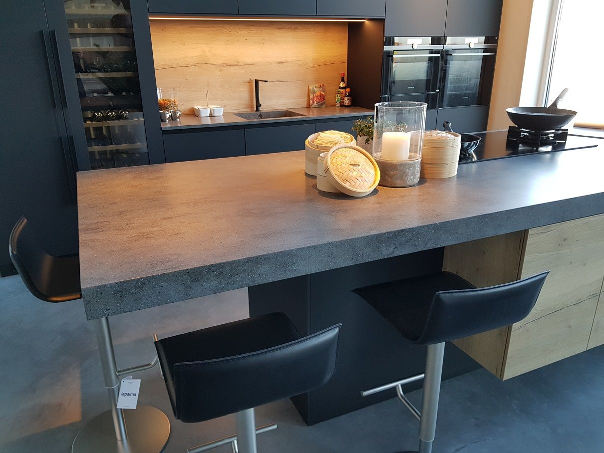 Sfeervolle keuken opstelling met Corian Lava Rock werkbladen, Cora Techniek Cora Techniek Kitchen Plastic