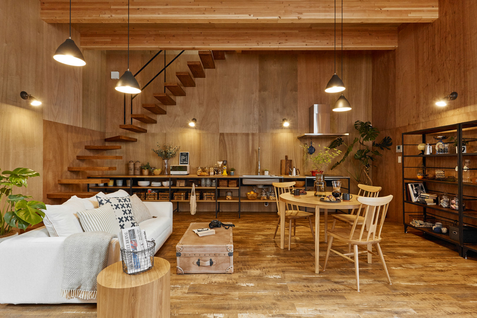 土間のあるローコスト木造住宅, IGArchitects IGArchitects Rustic style living room Wood Wood effect