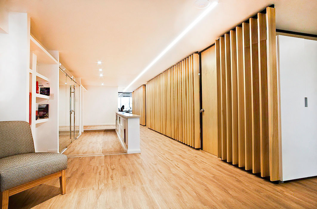 Reforma de Oficinas en Microcentro, Ba75 Atelier de Arquitectura Ba75 Atelier de Arquitectura 現代風玄關、走廊與階梯