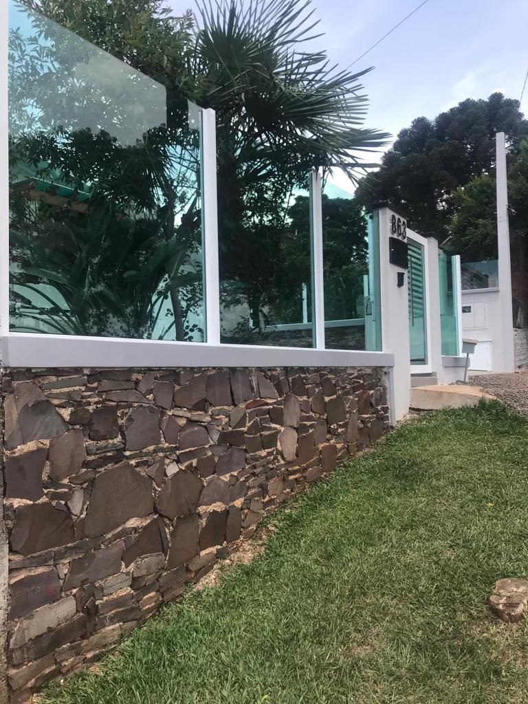 Muro em pedra e vidro LK Engenharia e Arquitetura