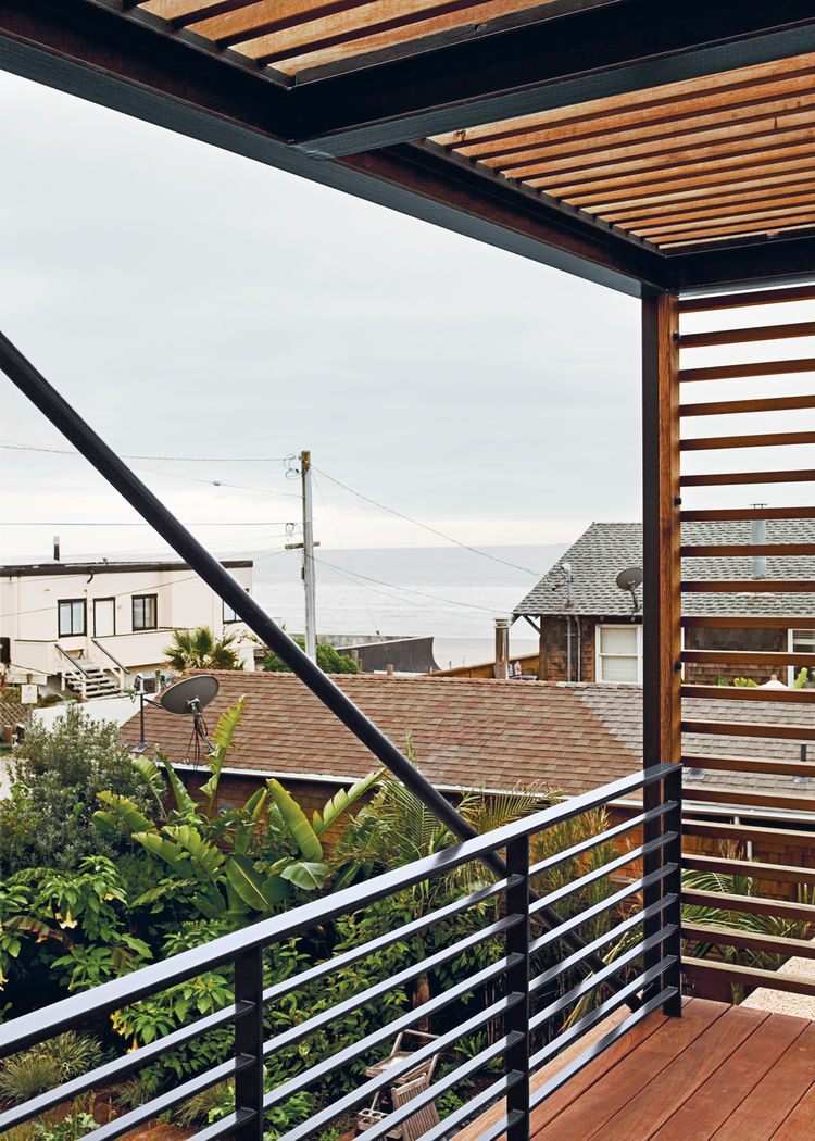 Casa fatta con containers navali., Green Living Ltd Green Living Ltd Balcony