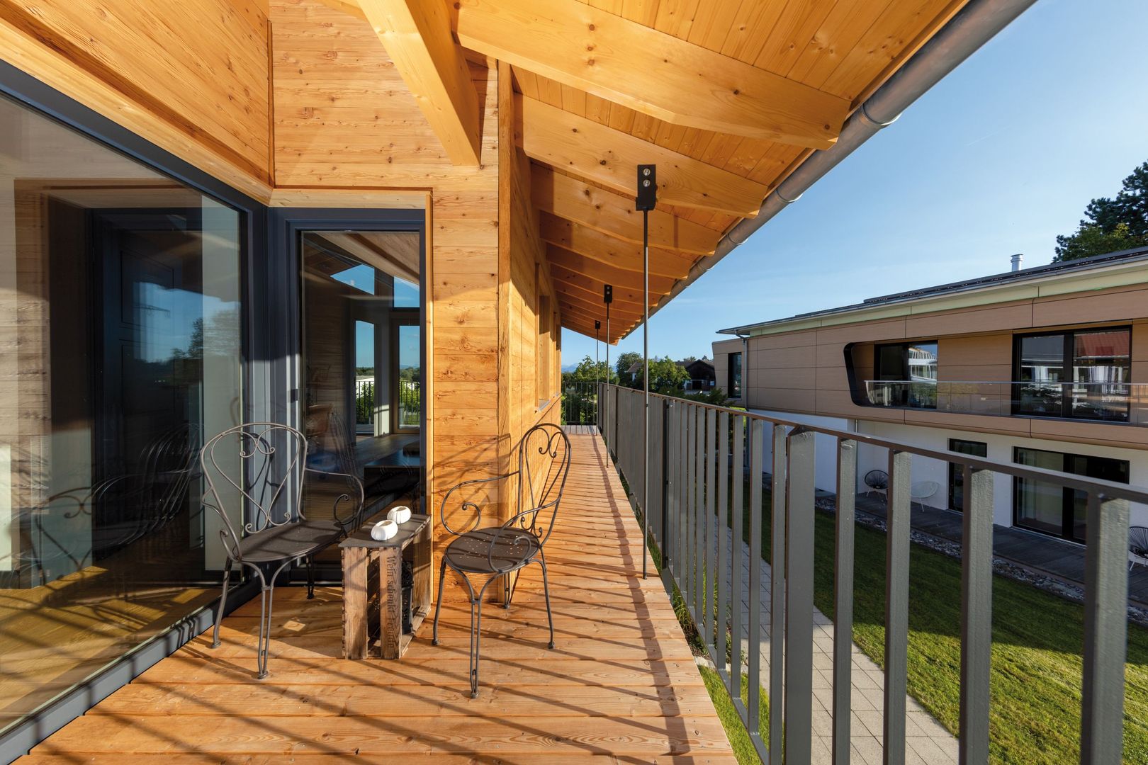 Vitalhaus Liesl: Tradition trifft Technik, Regnauer Hausbau Regnauer Hausbau Balcony لکڑی Wood effect