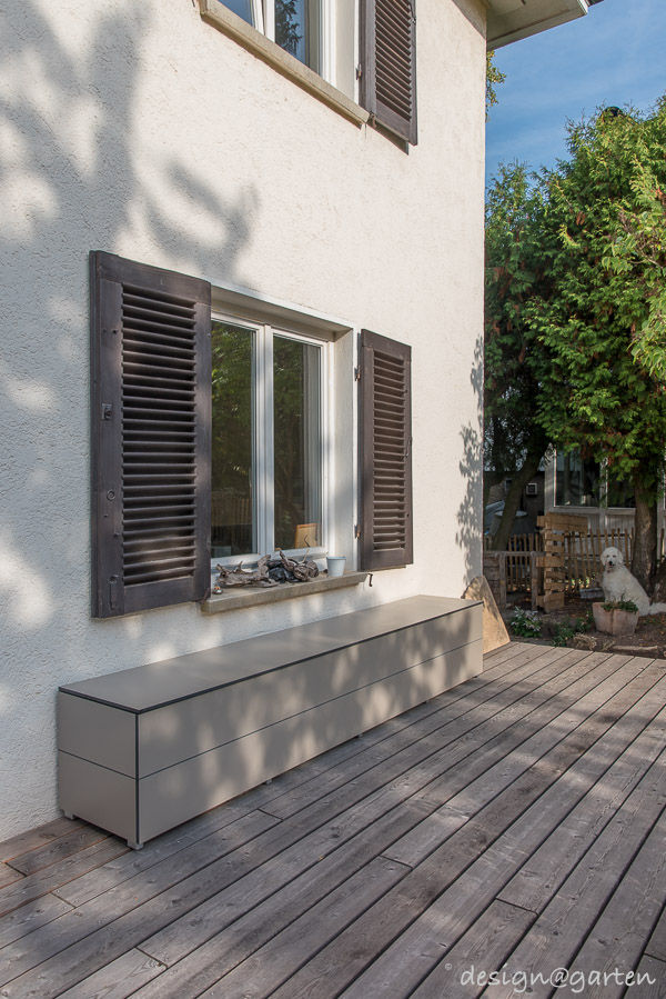 Wetterfester Terrassenschrank und praktische Sitzgelegenheit in einem , design@garten GmbH & Co. KG design@garten GmbH & Co. KG شرفة مزيج خشب وبلاستيك