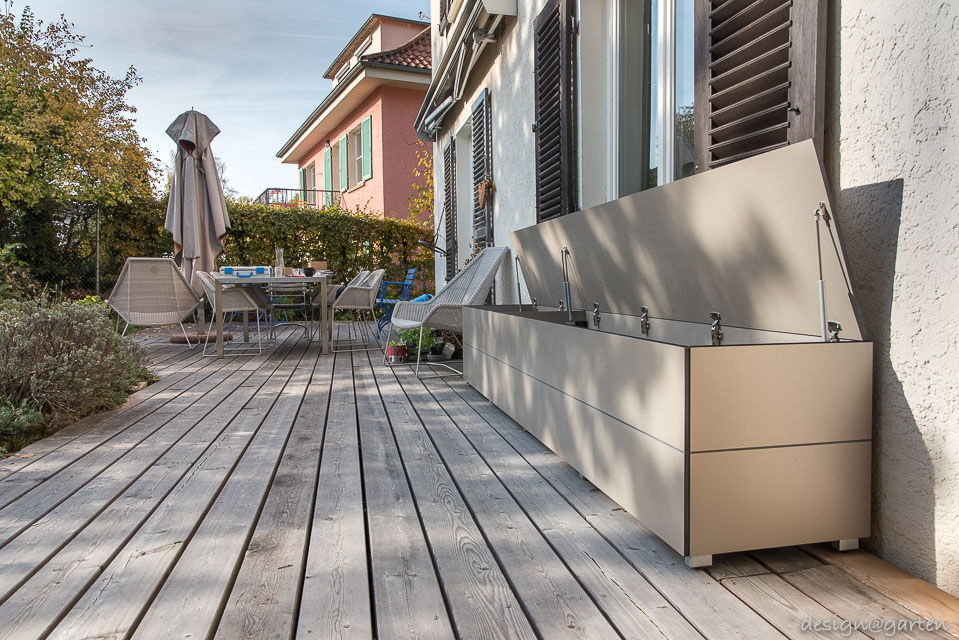 Wetterfester Terrassenschrank und praktische Sitzgelegenheit in einem , design@garten GmbH & Co. KG design@garten GmbH & Co. KG شرفة مزيج خشب وبلاستيك