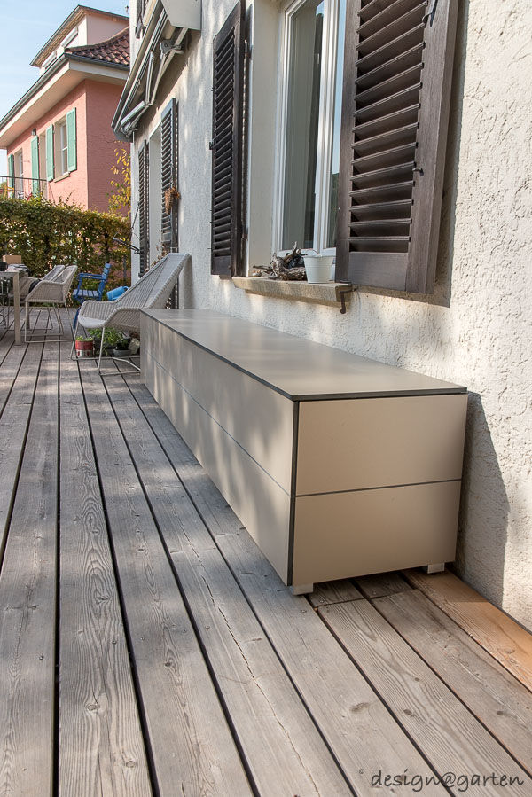 Wetterfester Terrassenschrank und praktische Sitzgelegenheit in einem , design@garten GmbH & Co. KG design@garten GmbH & Co. KG 발코니 우드 + 플라스틱