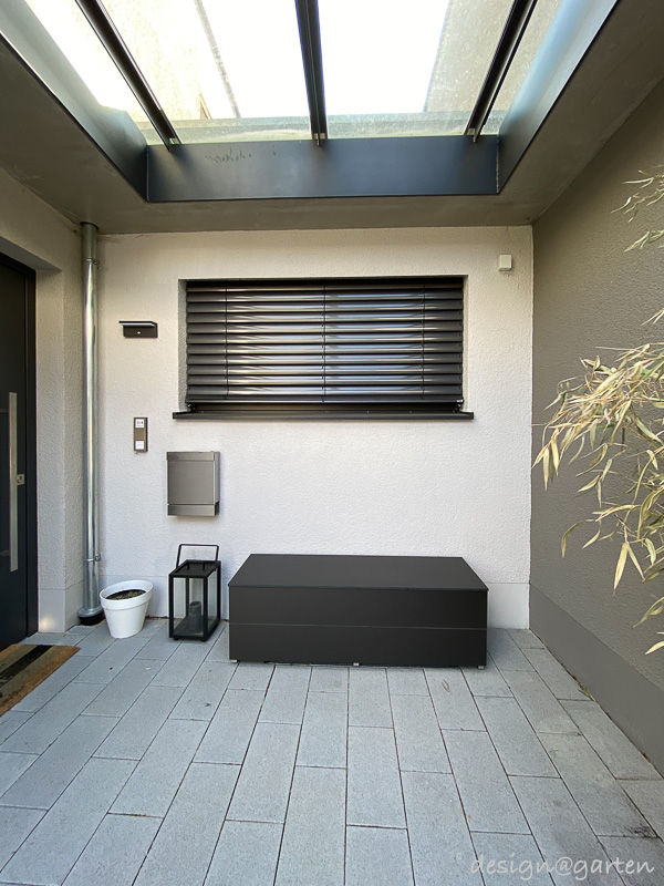 Wetterfester Terrassenschrank und praktische Sitzgelegenheit in einem , design@garten GmbH & Co. KG design@garten GmbH & Co. KG Modern balcony, veranda & terrace Wood-Plastic Composite