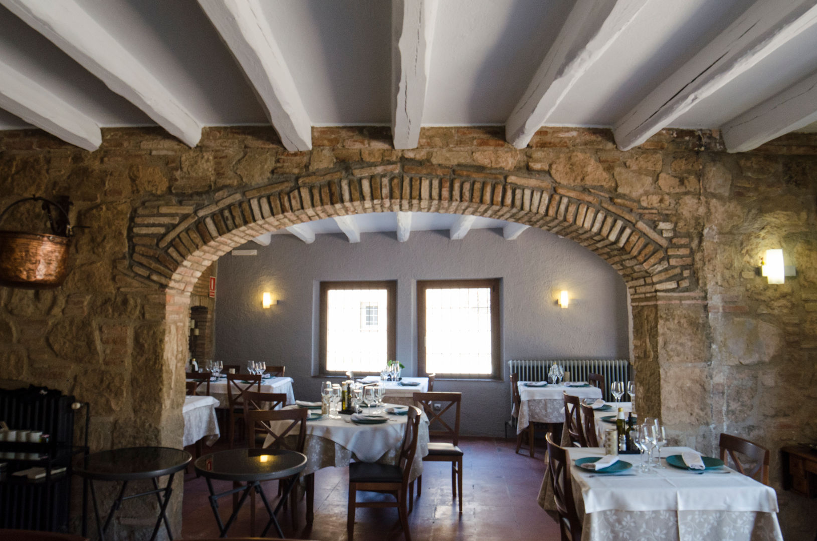 REFORMA de RESTAURANT A VIL·LA a Corçà, LAV LAV Rustic style dining room Stone