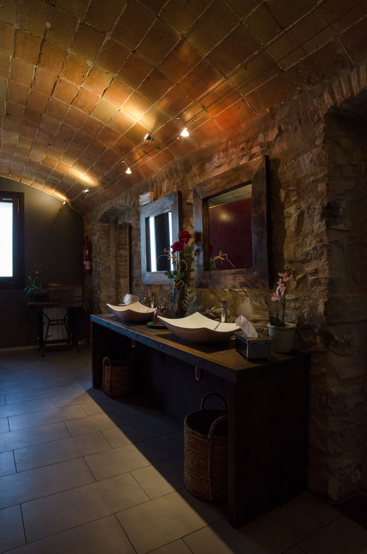 REFORMA de RESTAURANT A VIL·LA a Corçà, LAV LAV Rustic style bathrooms Stone