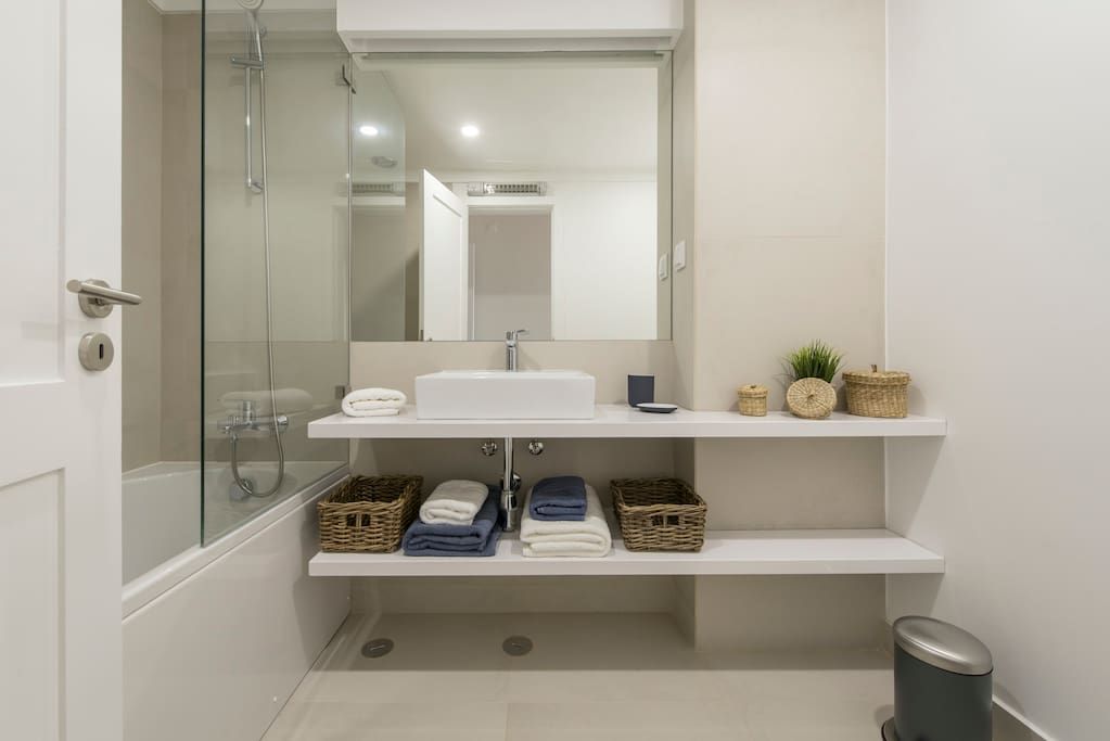 Apartamento Turístico Cascais, Origem Arquitectos Origem Arquitectos Modern bathroom Ceramic